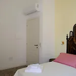 Garibaldi - Boutique With Breakfast Included - Jacuzzi Available 3* 罗索利尼