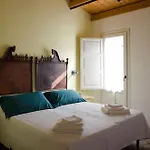 Garibaldi - Boutique With Breakfast Included - Jacuzzi Available 招待所 罗索利尼