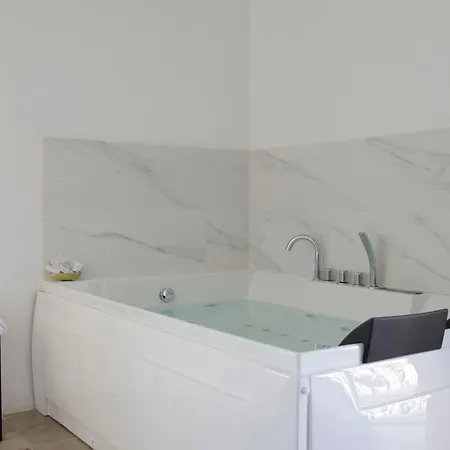 Garibaldi - Boutique With Breakfast Included - Jacuzzi Available