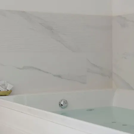 Garibaldi - Boutique With Breakfast Included - Jacuzzi Available 3* Rosolini
