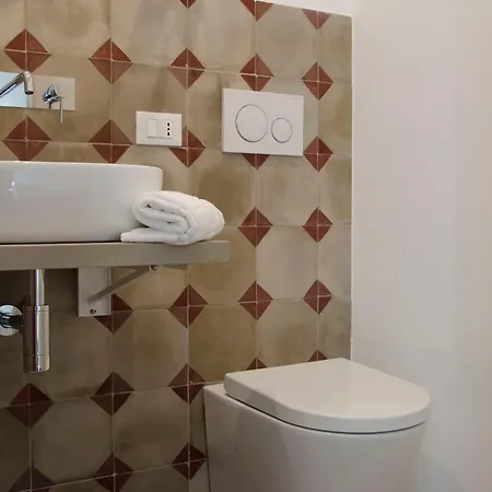 Garibaldi - Boutique With Breakfast Included - Jacuzzi Available Rosolini