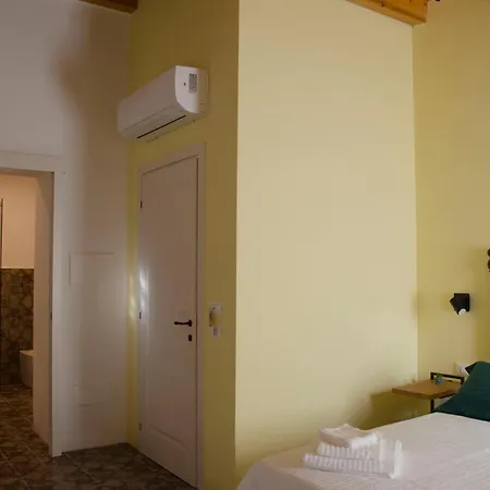 Garibaldi - Boutique With Breakfast Included - Jacuzzi Available