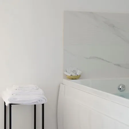Garibaldi - Boutique With Breakfast Included - Jacuzzi Available 3*