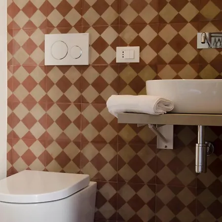Garibaldi - Boutique With Breakfast Included - Jacuzzi Available Rosolini