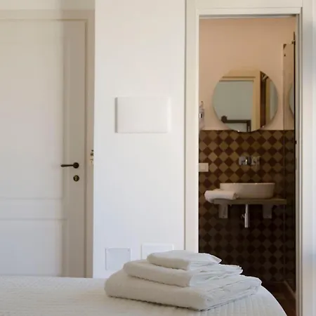Garibaldi - Boutique With Breakfast Included - Jacuzzi Available